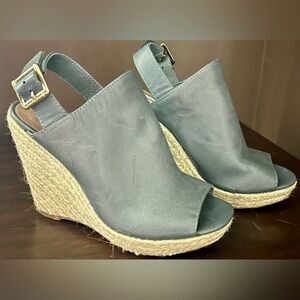 STEVE MADDEN
PEEP TOE ESPADRILLE SANDAL
SIZE 6
NEVER WORN
EXCELLENT CONDITION